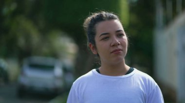 Düşünceli bir İspanyol kız şehir caddesinde yürüyor. 20 'li yaşlarda sıradan bir Latin kadın 2. Yürüyüşe çıkmayı düşünüyor.