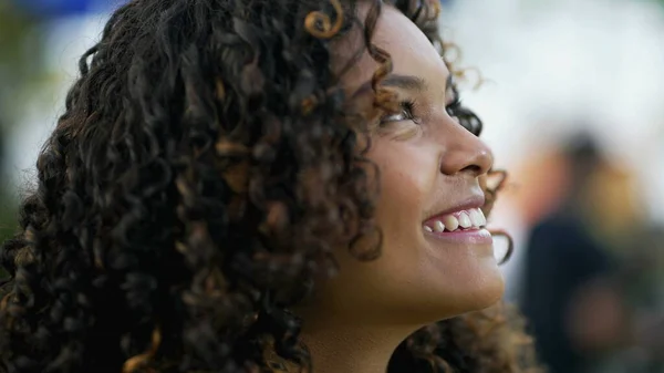 아프리카 미국인 여성이 웃으며 하늘을 올려다 얼굴을 감쌌습니다 희망적 — 스톡 사진