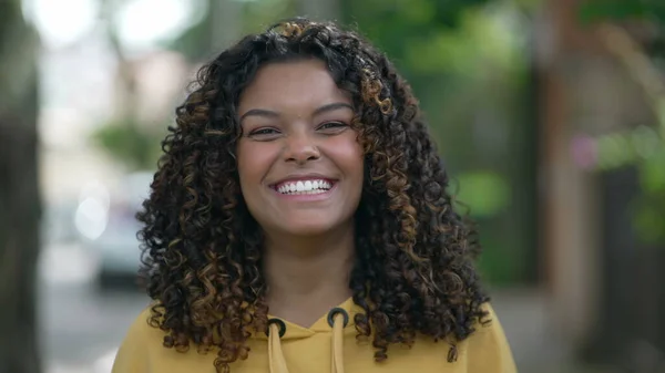 Jedna Szczęśliwa Czarna Dziewczyna Się Uśmiecha Portret Radosnej Afroamerykanki Kręconymi — Zdjęcie stockowe