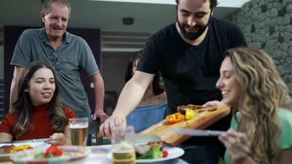 Кухар Барбекю Подає Їжу Друзям Родині Домашній Вечірці Bbq Щасливі — стокове фото