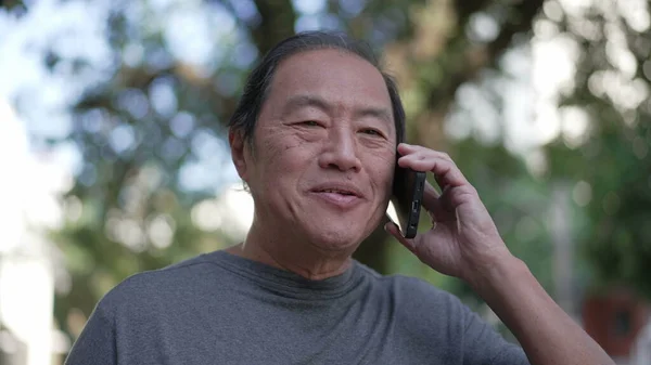Happy Senior Asian Man Speaking Phone While Walking City Street — Fotografia de Stock