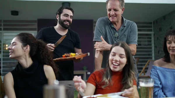 Chef Churrasco Servindo Comida Para Amigos Festa Verão Férias — Fotografia de Stock