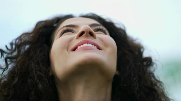 Woman Raises Head Sky Contemplation Smiling Spiritual Person Looking — Stock Photo, Image
