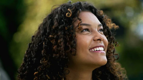 Pełna Nadziei Młoda Kobieta Patrząca Niebo Faith Jeden Szczęśliwy Afroamerykanin — Zdjęcie stockowe