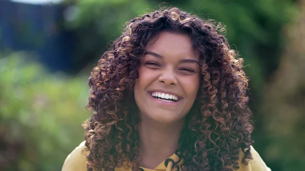 Młoda Szczęśliwa Afroamerykanka Portret Twarzy Zbliżenie Czarna Dziewczyna Autentyczny Śmiech — Zdjęcie stockowe