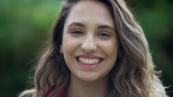 Felice Giovane Donna Ispanica Sorridente Piedi All Aperto Una Ragazza — Foto Stock