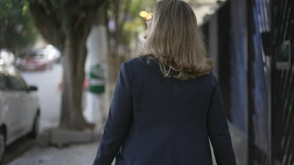 Back Person Walking City Street Contemplative Woman Walks Outdoors Urban — Zdjęcie stockowe