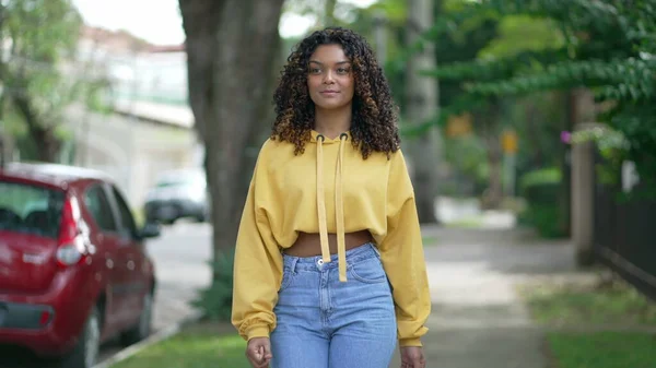 Szczęśliwa Brazylijka Chodząca Ulicą Uśmiechnięta Radosna Afroamerykanka Dwudziestce Idzie Przodu — Zdjęcie stockowe