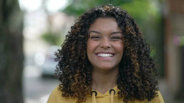 Egy Boldog Fekete Lány Mosolyog Portré Egy Vidám Afro Amerikai — Stock Fotó