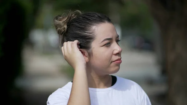 Задумчивая Молодая Женщина Стоящая Снаружи Размышлениях Летняя Девушка Приспосабливает Волосы — стоковое фото
