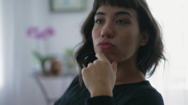 Düşünceli bir Latin kız. Güney Amerikalı düşünceli genç bir kadının yakın çekimi.