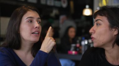 Restoranda sohbet eden iki bayan arkadaş.