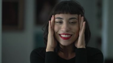 Coşkulu genç bir kadın büyük haberlere tepki veriyor. Minnettar insan duygusal tepkisi