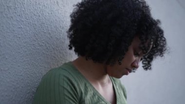 Açık havada duran tablet kullanan genç siyahi bir kadın. Afrikalı Amerikalı yetişkin kız internete girip interneti kontrol ediyor.