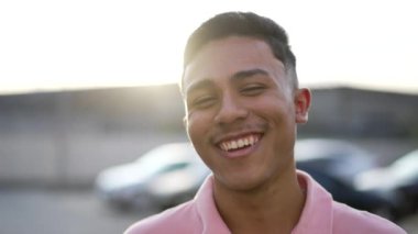 Mutlu genç Güney Amerikalı adam. Brezilyalı birinin yakın çekim yüzü..