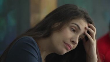 Duygusal sorunları olan dalgın bir kadın. Travmayı hatırlayan gergin insan.