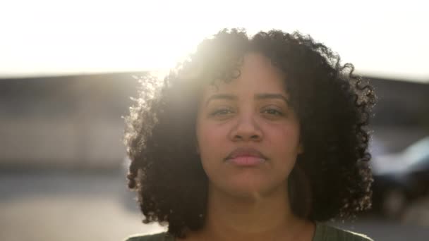 Jeune Femme Debout Extérieur Avec Une Expression Sérieuse Portrait Une — Video