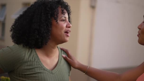 Deux Femmes Noires Heureuses Conversation Debout Extérieur Des Copines Bavardant — Video