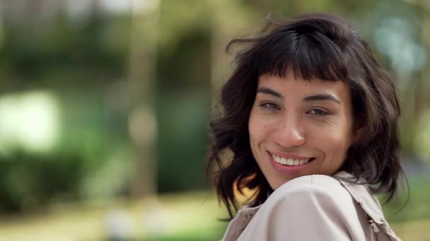 Una Hermosa Chica Brasileña Mira Cámara Sonriendo Parada Aire Libre — Vídeos de Stock
