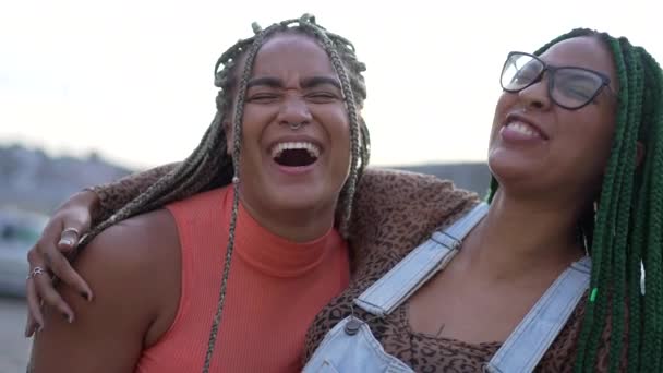 Dos Mujeres Negras Hispanas Abrazan Hermanas Brasileñas Sudamericanas Abrazándose Posando — Vídeos de Stock