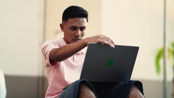 Jovem Hispânico Ligar Computador Pessoa Abrindo Laptop Sentado Fora Funciona — Vídeo de Stock