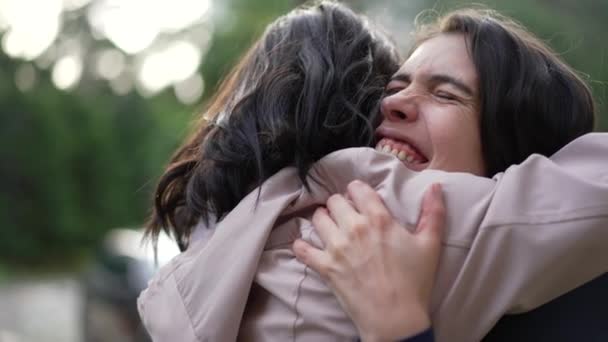 Deux Amies Embrassent Embrassent Dehors Des Retrouvailles Bonheur Vie Réelle — Video