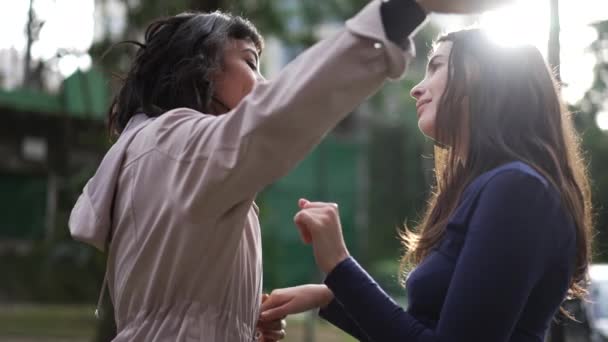 Kvinnliga Vänner Empati Och Support Två Unga Kvinnor Kramar Varandra — Stockvideo