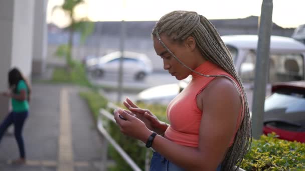 Одна Молодая Черная Женщина Использует Планшетное Устройство Улице Латиноамериканец Бразилец — стоковое видео