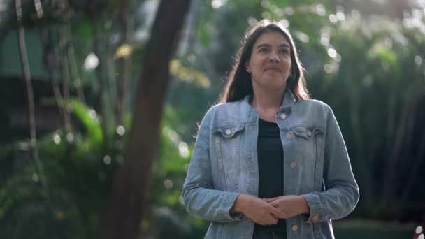 Mulher Feliz Parque Olhando Para Céu Sentindo Satisfeito Alegria Pessoa — Vídeo de Stock