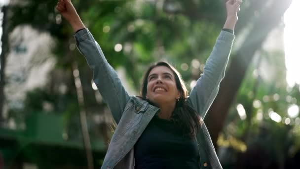 Щаслива Людина Піднімає Руку Повітря Щоб Відсвяткувати Жінка Святкує Успіх — стокове відео