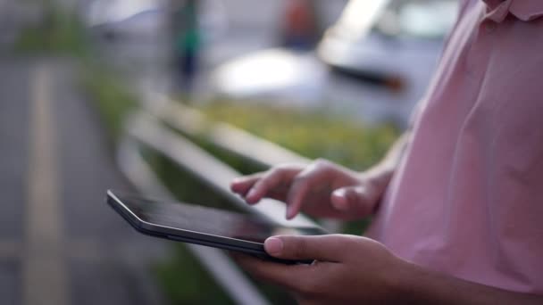 Hombre Hispano Parado Aire Libre Usando Tableta Persona Brasileña Sudamericana — Vídeos de Stock