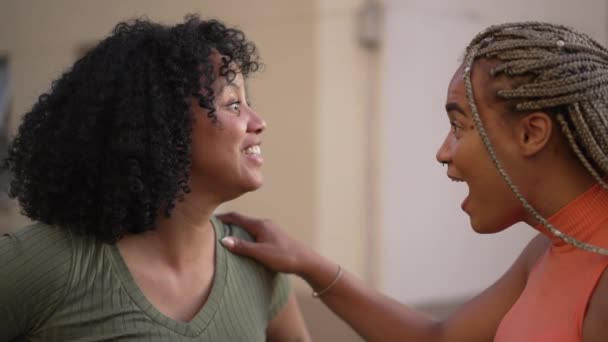 Une Amie Qui Partage Des Ragots Deux Femmes Noires Parlant — Video
