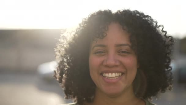 Heureuse Jeune Femme Latina Souriant Caméra Une Femme Afro Américaine — Video