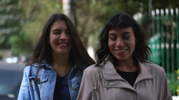 Dos Mujeres Latinas Caminando Calle Hablando Conversación Retratos Amigas — Vídeo de stock