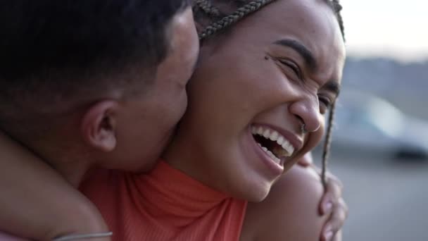 Dois Amigos Negros Reencontro Feliz Povo Brasileiro Abraça Membros Família — Vídeo de Stock