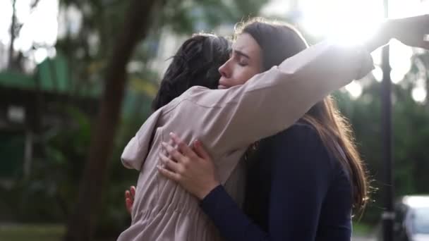 Человек Обнимает Друга Время Difficult Раз Две Женщины Обнимаются Безжалостны — стоковое видео