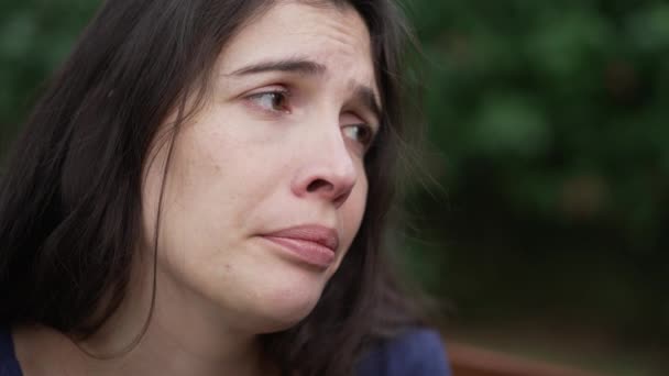 Žena Depresi Empatické Objetí Kamarádky Podpory Dívka Objímající Trpící Osobu — Stock video