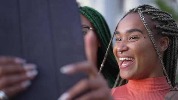 Due Giovani Donne Nere Che Fanno Selfie Con Tablet Afroamericani — Video Stock