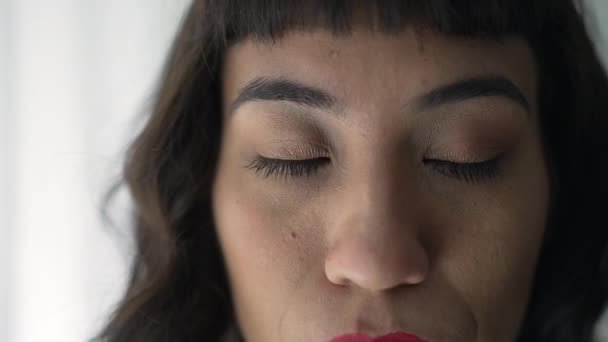 Mujer Cerrando Los Ojos Meditación Primer Plano Persona Que Abre — Vídeos de Stock