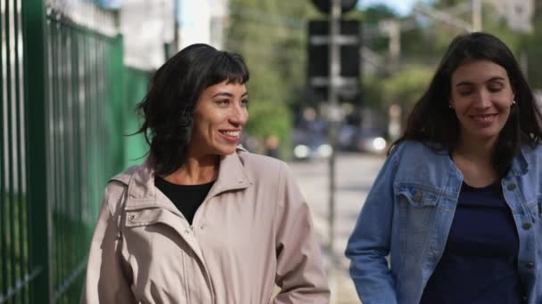 Due Giovani Donne Che Camminano Strada Femminile Amici Parlando Marciapiede — Video Stock