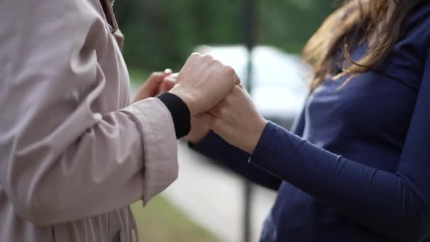 Deux Femmes Tenant Main Personnes Proches Ayant Emploi Soutien — Video