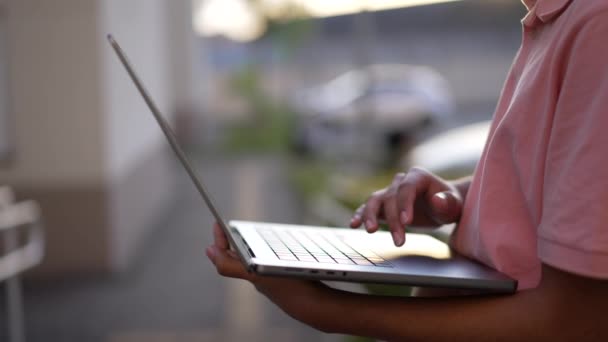Mãos Pessoa Close Segurando Laptop Livre Jovem Usando Computador Trabalhando — Vídeo de Stock