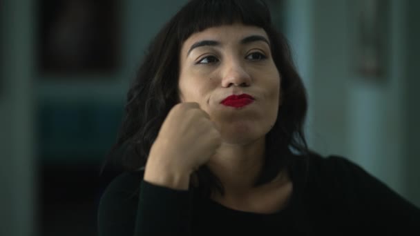 Latinamerikansk Kvinna Funderar Att Lösa Problem Närbild Latinska Flicka Ansikte — Stockvideo