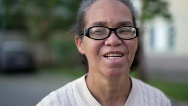 Портрет Щасливої Старшої Жінки Шикарниці Яка Посміхається Перед Камерою Бразильський — стокове відео
