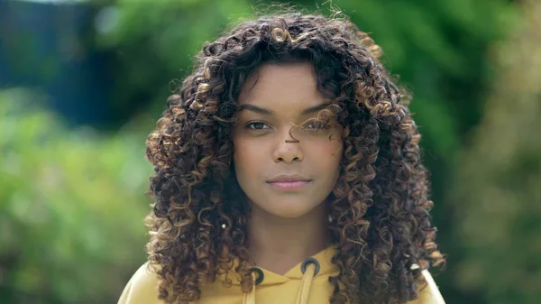 Cara Retrato Primer Plano Una Joven Brasileña Negra Con Pelo —  Fotos de Stock