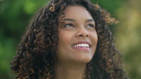 Joyeux Jeune Afro Américaine Debout Extérieur Regarde Ciel Souriant Noir — Photo