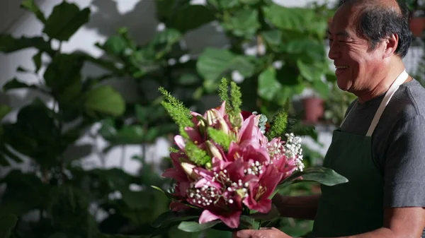 Asian Florist Handing Bouquet Flowers Assistant Ready Client Professional Employees — Foto Stock