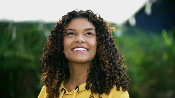 Joven Mujer Esperanzada Mirando Cielo Con Una Persona Afroamericana Feliz —  Fotos de Stock