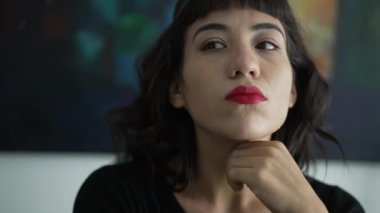 Kararsız genç kadın portresi. Endişeli bir kişinin şüphesi var