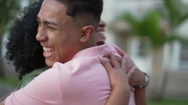 Dos Personas Felices Celebrando Reunión Mujer Joven Abrazando Familiar Aire — Vídeo de stock